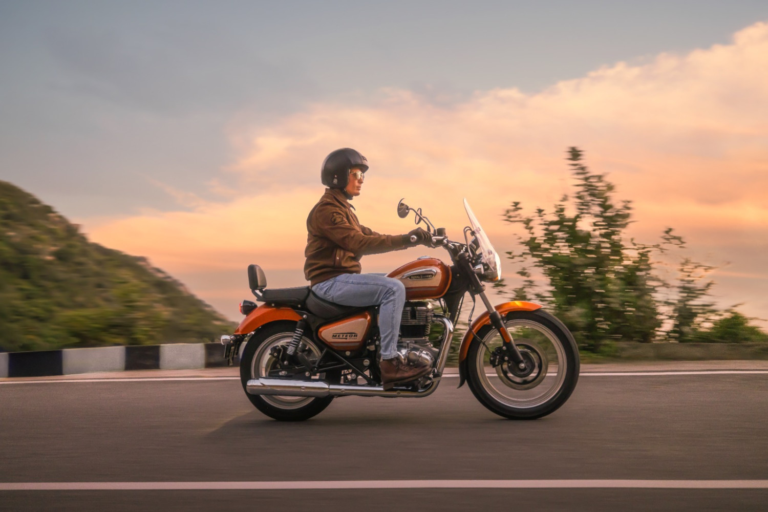 Royal Enfield Indonesia, Royal Enfield Meteor 350, meteor 350, Royal Enfield Meteor 350 Sundowner Orange, Kolektor Merapat, Royal Enfield Meteor 350 Sundowner Orange Dijual Terbatas
