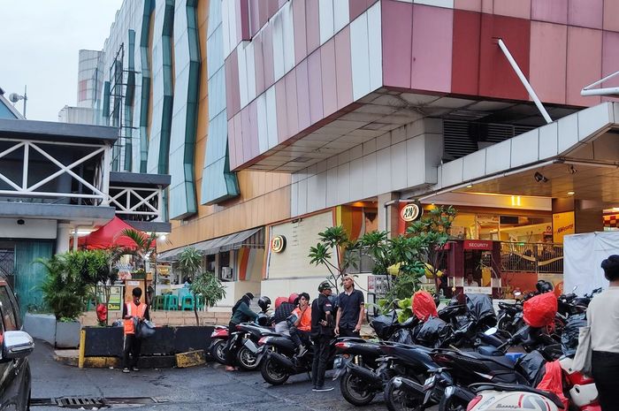 blok m, parkir liar, parkir motor, jukir liar, Blok M Masih Jadi Ladang Jukir Liar, Pengunjung Jengkel Minta Dishub Lakukan Ini