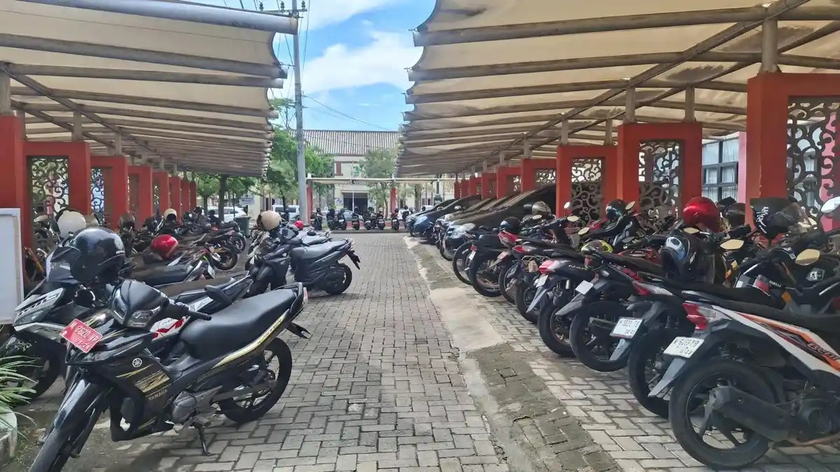 hemat bbm, efisiensi, efisiensi bahan bakar, pemkab sumenep, Hari Pertama Hemat BBM, Motor Konvensional Masih Penuhi Parkiran Pemkab Sumenep