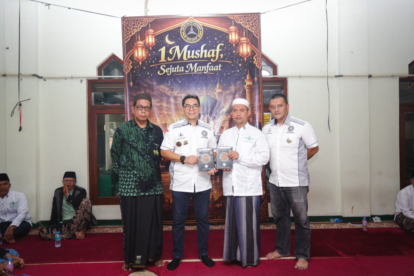 al-quran, mercedes-benz, MB W211 CI, MB W211 CI Gelar Acara 1 Mushaf Sejuta Manfaat, Bagikan 1.211 Al-Quran