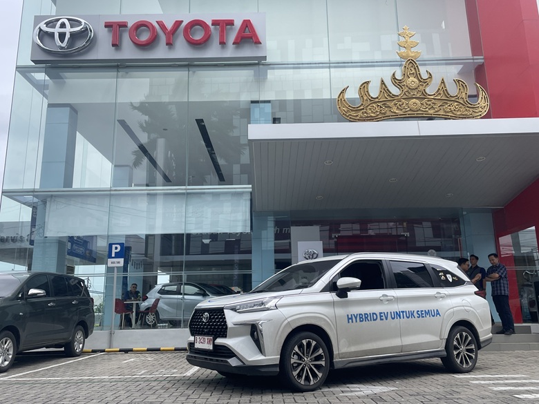 toyota, mobil hybrid, Hybrid toyota, innova zenix, veloz hybrid, Penjualan mobil hybrid, Konsumen Cari Mobil Irit, Toyota Akui Penjualan Mobil Hybrid Meningkat