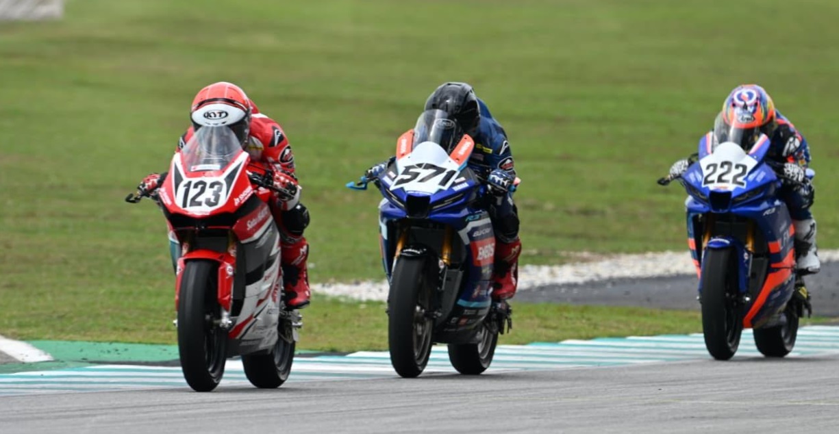 astra honda motor, rheza danica ahrens, m adenanta putra, ahrt, Herjun Atna Firdaus, pembalap abang-adik di motogp, fadillah arbi, Muhammad Badly Ayatullah, arrc 2026, Pamer Manuver Kelas Dunia! Skuad AHRT Amankan Dua Podium Perdana di ARRC 2026