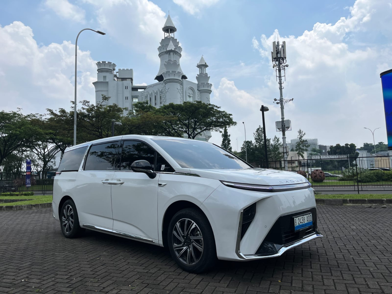 mobil cina, Maxus, Maxus MIFA 9, MIFA 9, parade chindo, Nikmatnya Naik Maxus Mifa9, Langsung Serasa Jadi Seorang CEO