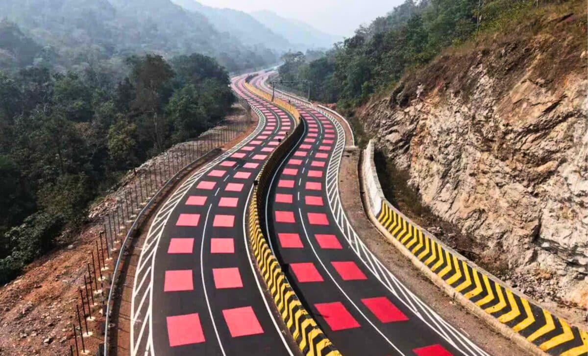India, aspal jalan, jalan merah di india, National Highway 45, India Uji Jalan Ajaibnya, Bisa Bikin Mobil Melambat Tanpa Perlu Polisi