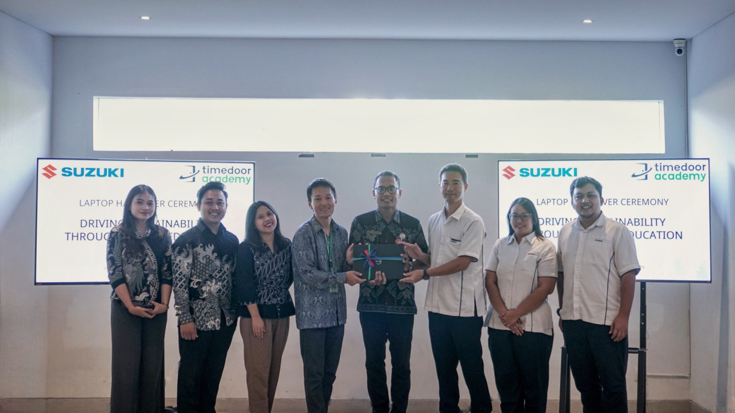 suzuki peduli pendidikan, csr suzuki, suzuki indomobil sales, Timedoor Academy, Re-Laptop Project, Suzuki Donasikan 25 Laptop ke Timedoor Academy, Bakal Dibagikan ke Siswa Untuk Belajar Coding dan AI