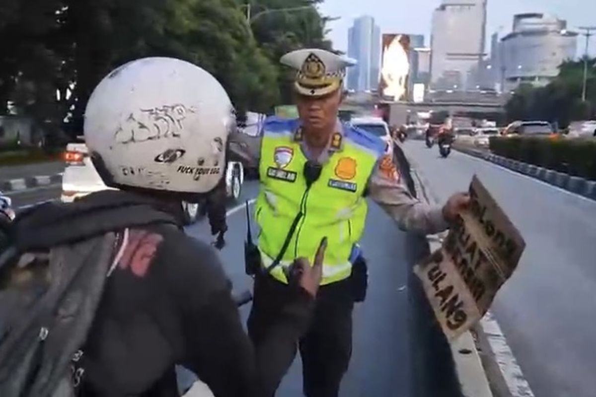 motor kehabisan bensin, modus kehabisan bensin, Penipuan Modus Kehabisan Bensin, Tolong Bantu Bensin Pulang, Tolong, buat bensin pulang, Jangan Dikasihani, Polisi Usir Pemotor Modus Kehabisan Bensin di Jalan Gatot Subroto Jakarta