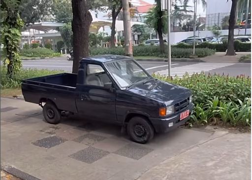 isuzu panther, parkir di trotoar, mobil dinas satpol pp, Trotoar Jadi Parkiran, Satpol PP DKI Jakarta, Sopir Lupa Diri, Isuzu Panther Pelat Merah Milik Satpol PP DKI Parkir di Lokasi Terlarang