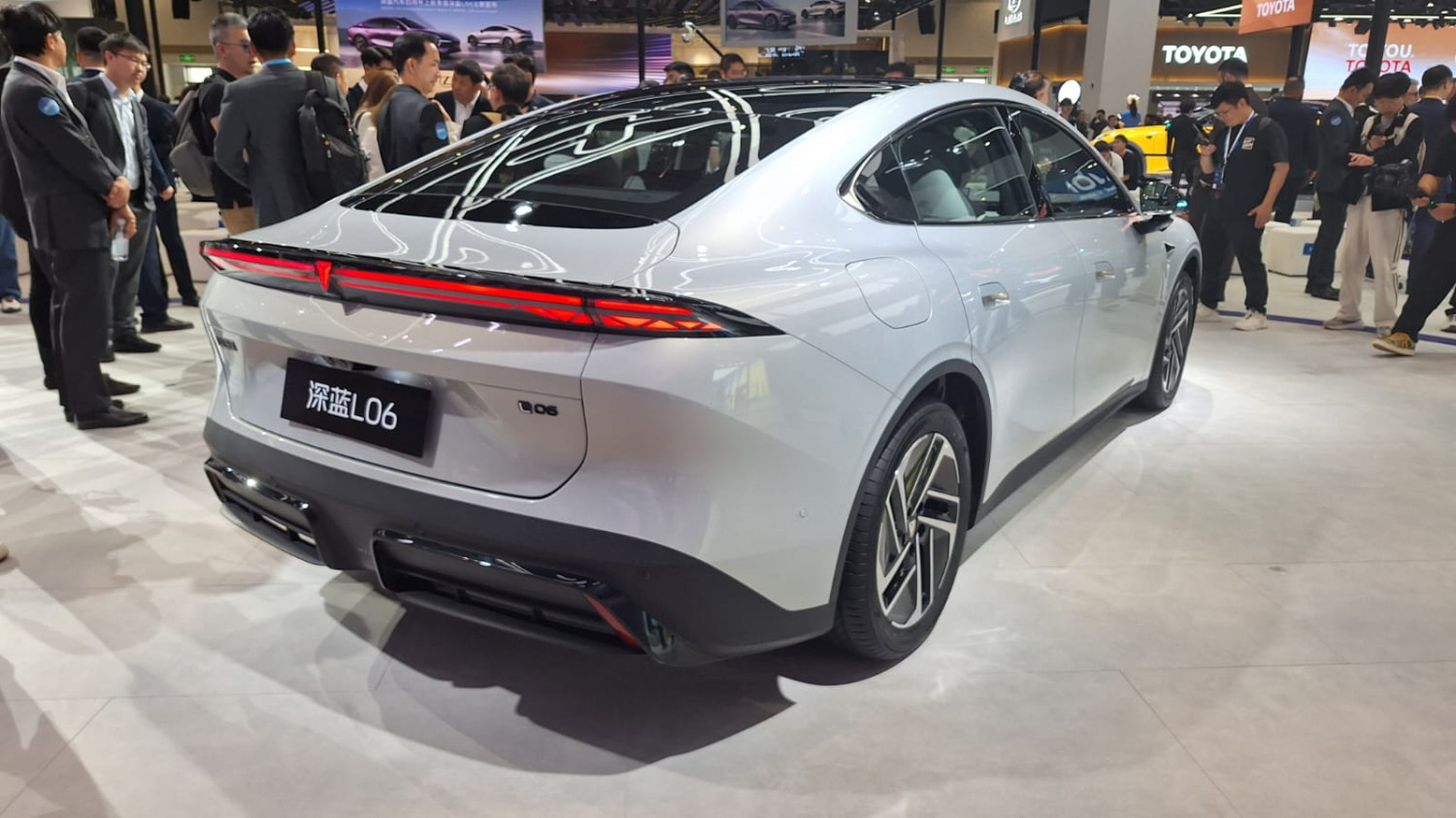 Beijing Auto Show, changan, Deepal, Deepal L06, Ada Versi REEV dan BEV, Changan Deepal L06 Resmi Meluncur di Beijing Auto Show 2026