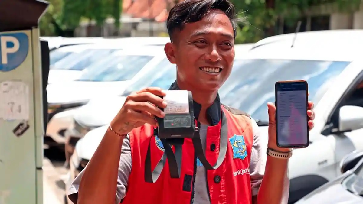 Surabaya, juru parkir, digitalisasi parkir, jukir liar, Digitalisasi Parkir Surabaya, rompi parkir, Jukir Naik Level di Surabaya, Pemkot Siapkan Rompi QRIS Untuk Bayar Parkir