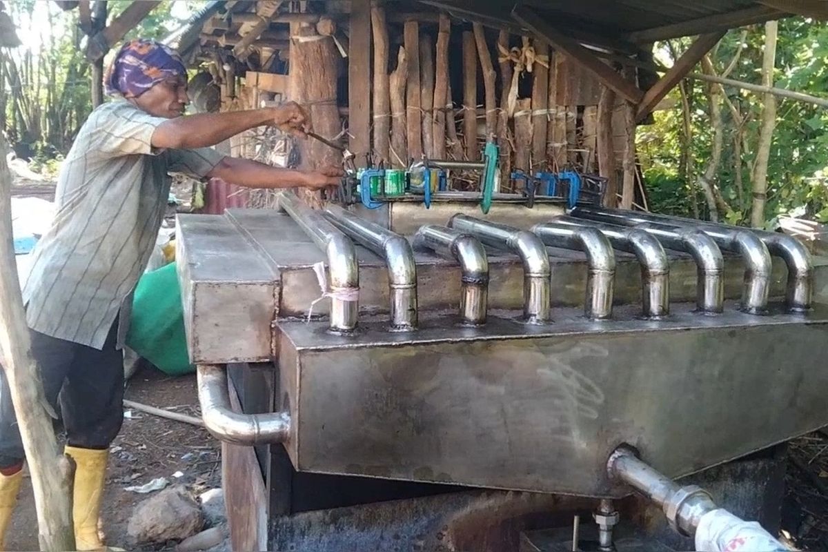sampah plastik jadi BBM, Buton, Sulawesi Tenggara, solar sampah plastik, BBM Sampah Plastik, Bensin Sampah Plastik, Keren, Petugas Kebersihan Ini Ubah Sampah Plastik Jadi Bensin dan Solar Pakai Alat Ciptaan Sendiri