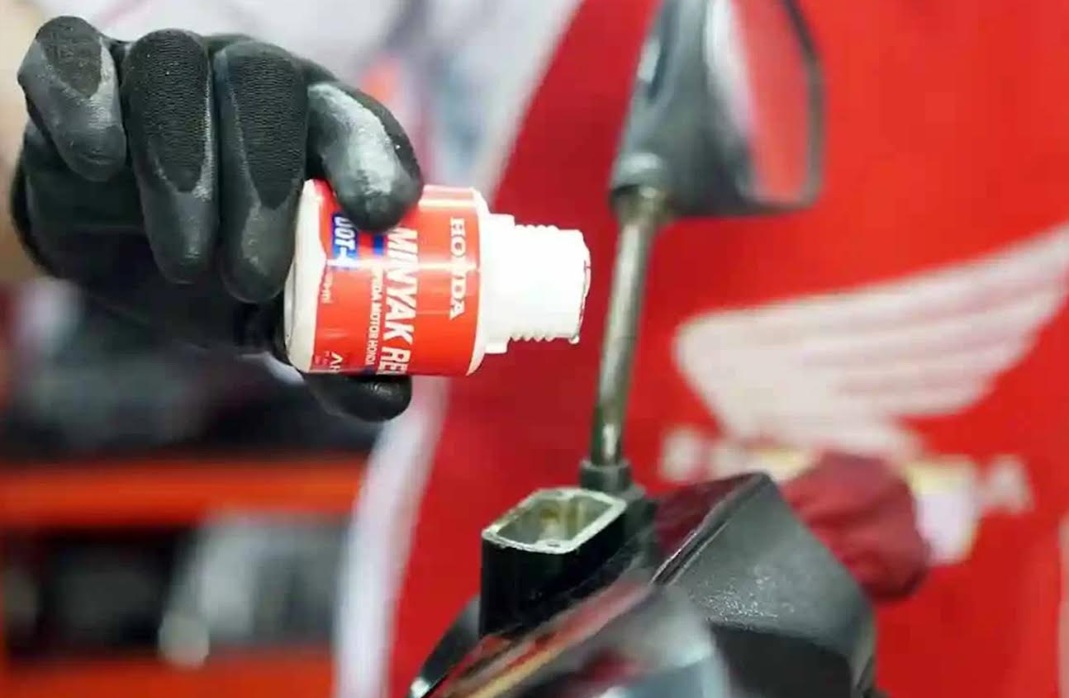 motor bekas, rem motor, angin palsu, cara mencegah angin palsu, cara mencegah angin palsu di rem motor, cegah angin palsu di rem motor, Rem Blong Bikin Ngeri, Ini Cara Mencegah Angin Palsu Masuk Rem Cakram Motor Bekas