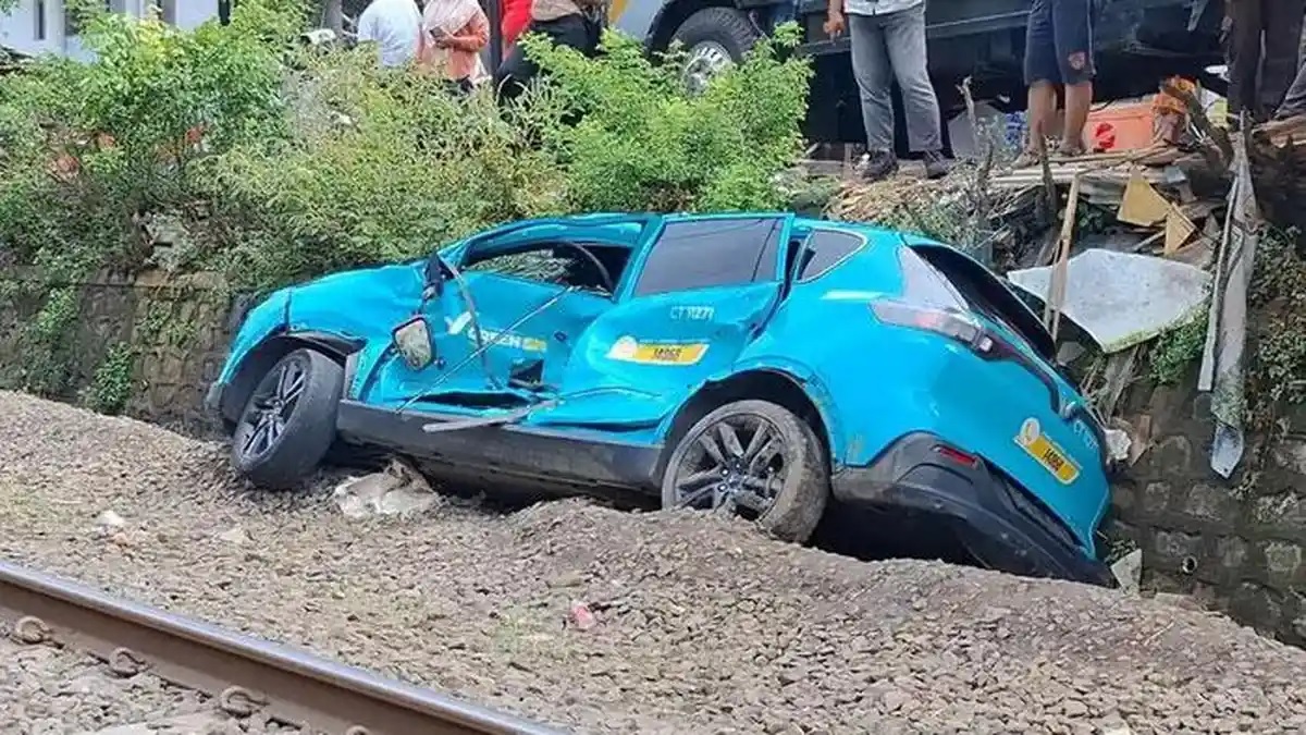 taksi listrik, kecelakaan kereta bekasi, VinFast VF e34, Green SM Indonesia, Kemenhub Evaluasi  Green SM, Terlibat Kecelakaan Kereta di Bekasi, Perusahaan Taksi Listrik Green SM Bakal Dievaluasi Kemenhub