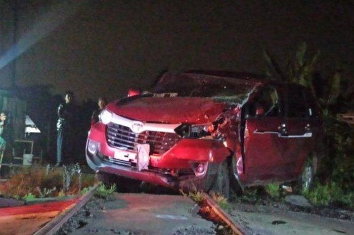 mesin mobil, rel kereta api, Mobil mogok di rel kereta api, mobil mogok di atas rel kereta api, Sering Dikira Ulah Medan Magnet, Ini Lho Biang Kerok Mobil Mogok di Rel