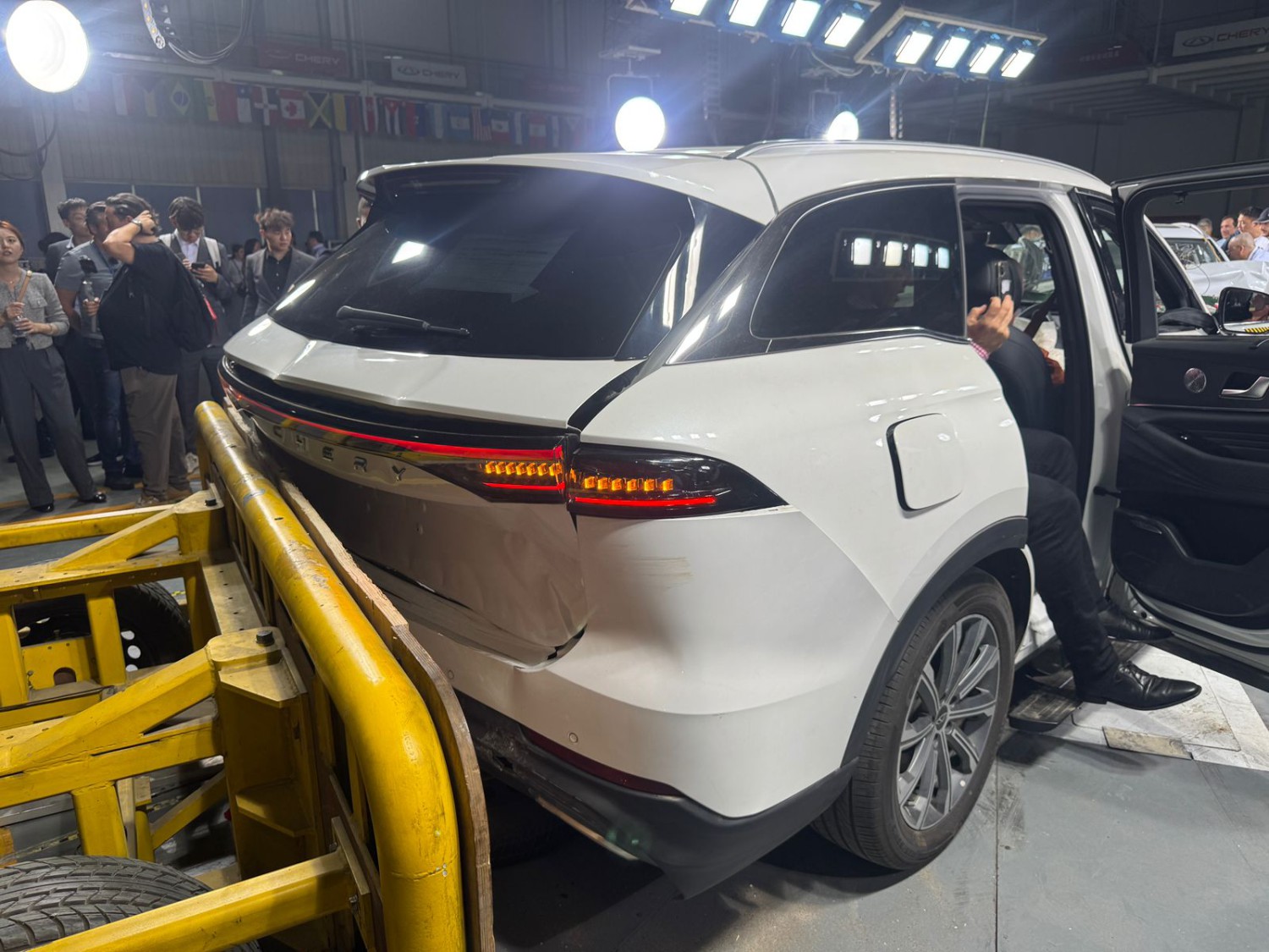 chery tiggo, chery, crash test, Tiggo 9, Chery Tiggo 9, Kedua SUV Ini Sengaja Ditabrakkan Supaya Hancur, Tapi Gak Bisa