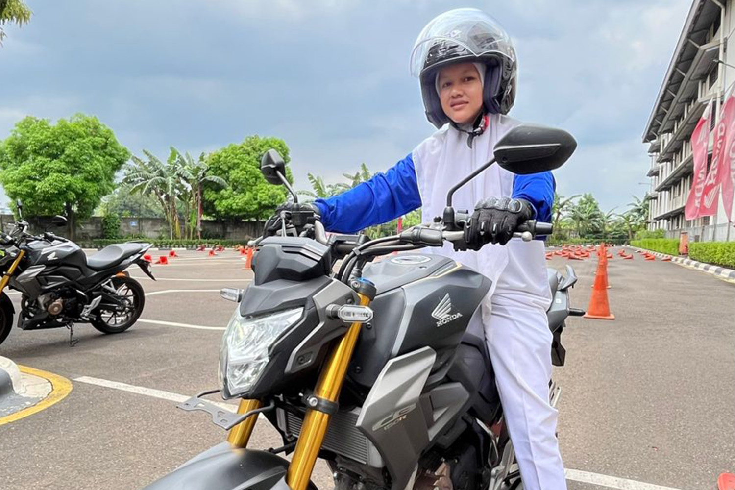 perempuan, safety riding, outfit, cari aman, Herwheels, Sering Dianggap Sepele, Outfit Ini Bisa Membahayakan Perempuan Saat Motoran