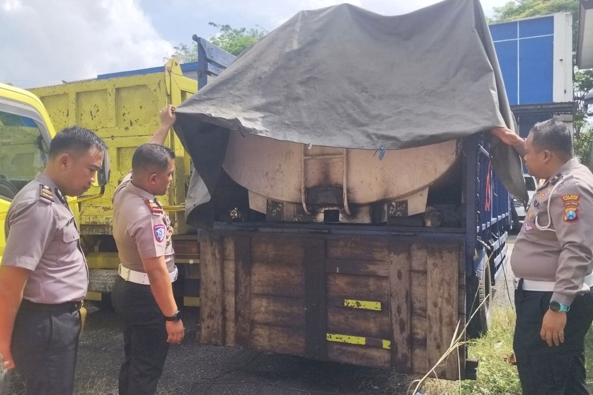 jalan licin, Solar tumpah di jalan, Solar ilegal, Bancaran Bangkalan Madura, Jalan Kena Solar, Polisi Syok Tangkap Truk Biang Jalan Bancaran Bangkalan Licin Mirip Keramik, Ada Benda Tak Lazim di Bak