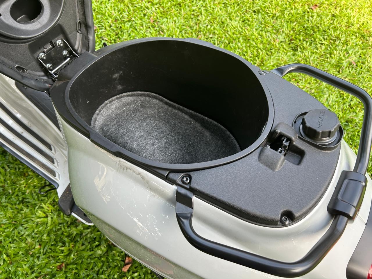 bagasi, vespa, vespa matic, Vesmet, Praktisnya Bagasi Vespa Matic yang Tidak Dimiliki Skutik Jepang