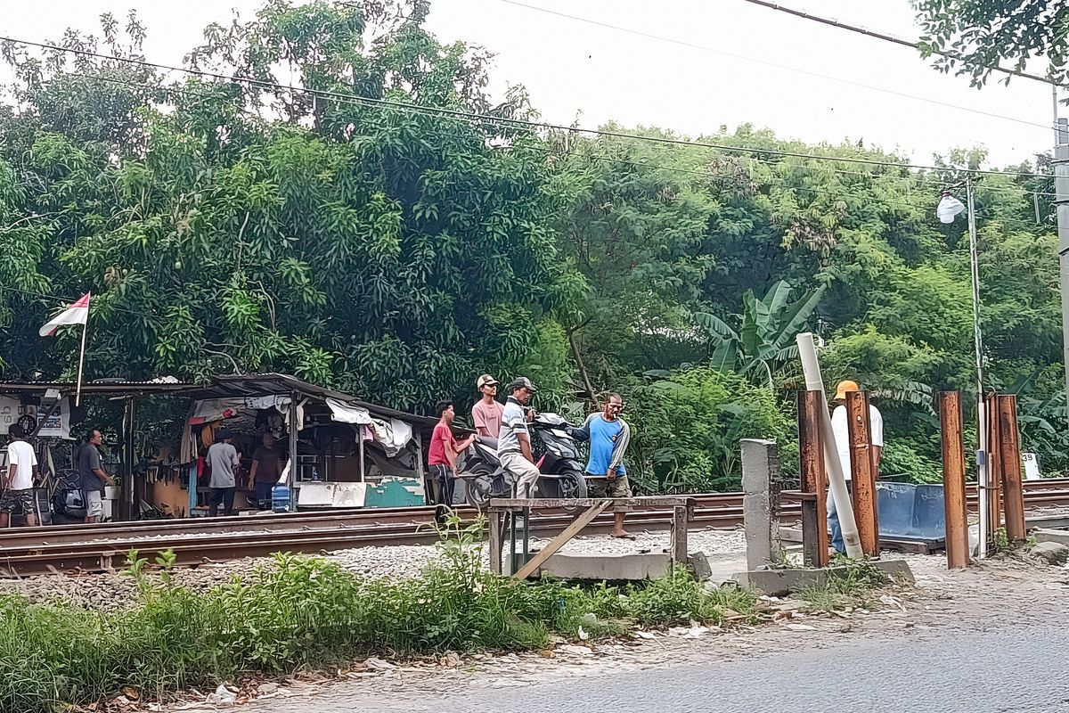 Cikarang Barat, Jasa Seberangi Rel, Jasa Angkat Motor, Jasa Angkut Motor, Stasiun Cibitung, Modal Rp 5.000 Bak Raja, Ada Jasa Angkat Motor Seberangi Rel Kereta di Cikarang Barat Bekasi