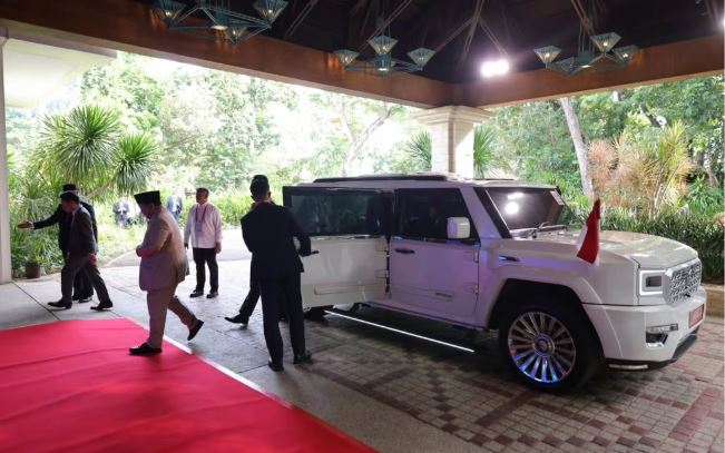 mobil presiden prabowo, Maung Garuda Limousine, Maung MV3 Garuda Limousine, KTT ke-48 ASEAN, KTT ASEAN 2026, Seskab Teddy Buka-bukaan, Ungkap Alasan Prabowo Pakai Maung MV3 Garuda di KTT ASEAN di Filipina