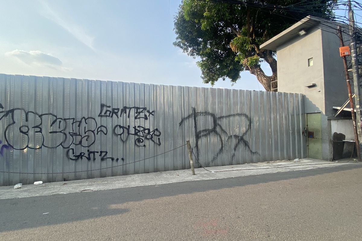 Penyelundupan motor, Motor Ilegal, Kebayoran Lama Jakarta Selatan, Gudang Motor Ilegal, Penyelundupan Motor Afrika, Dikira Warga Sekitar Dealer, Gudang Ribuan Motor Ilegal di Jaksel Kini Tertutup Rapat Pagar Seng