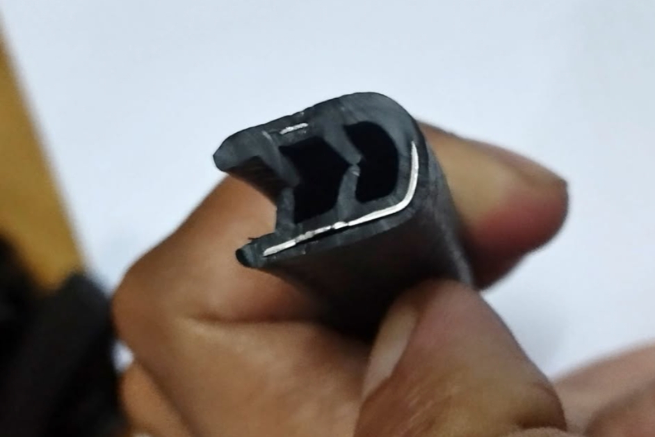 mobil, karet, wiper, getas, fan belt, Ini Komponen Mobil yang Bisa Aus karena Usia Meski Jarang Digunakan