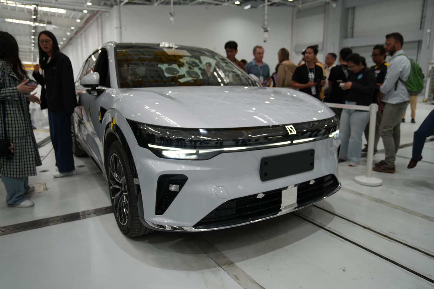 crash test, Zeekr 009, Geely Auto, Zeekr 7X, ZEEKR 7X Ditabrak Kencang Dari Belakang, Kondisinya Cuma Begini