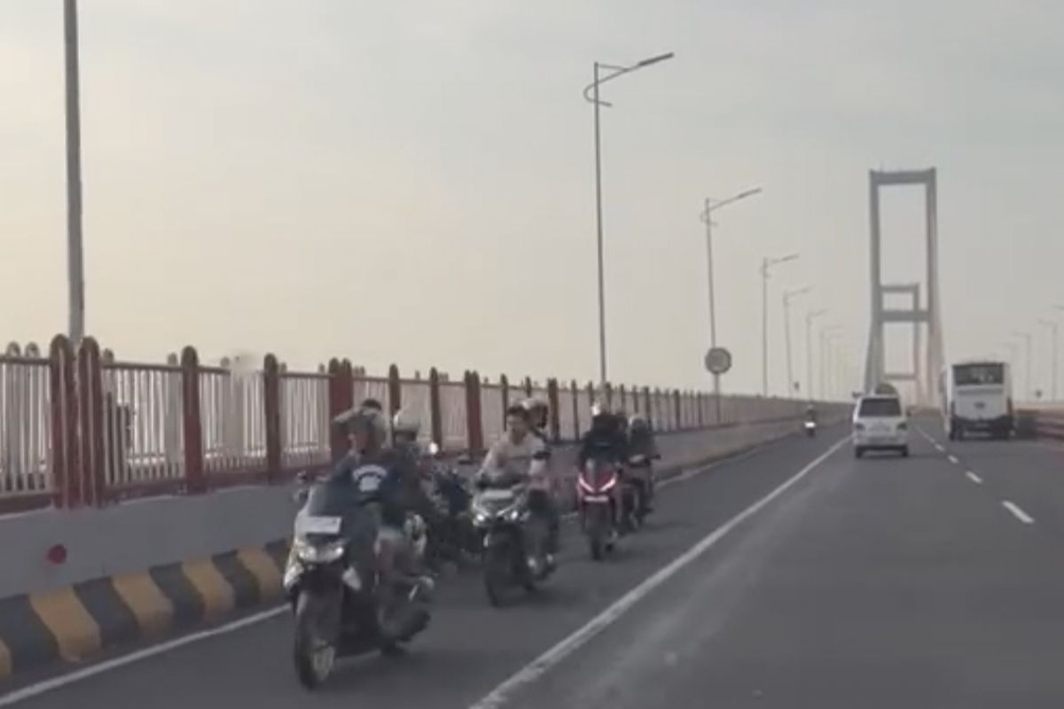 jembatan suramadu, pemotor lawan arah, motor lawan arah, Jalur Motor Jembatan Suramadu, Razia Jembatan Suramadu, Segerombol Pengendara Motor Panik di Jembatan Suramadu, Putar Balik Lawan Arah Gegara Lihat Sesuatu