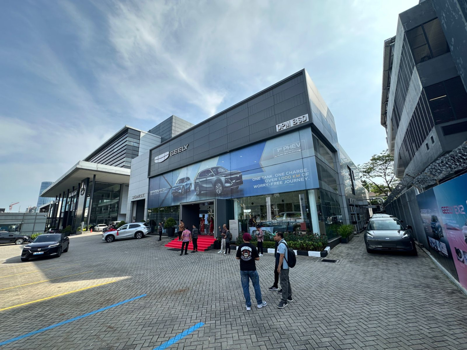 dealer, Geely, Jongkie D. Sugiarto, PT Dwi Putra Motor, Geely Luncurkan Dua Dealer Baru Sekaligus, Demi Kejar Target Ini