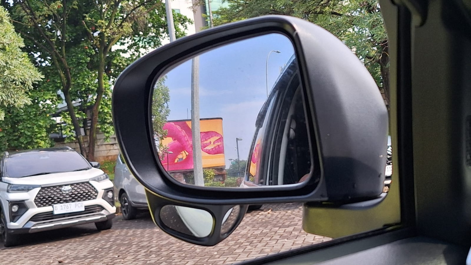 daihatsu, blindspot mirror, Rocky Hybrid, Herwheels, Mudahkan Perempuan, Ini Fungsi Kaca Kecil Di Spion Rocky Hybrid