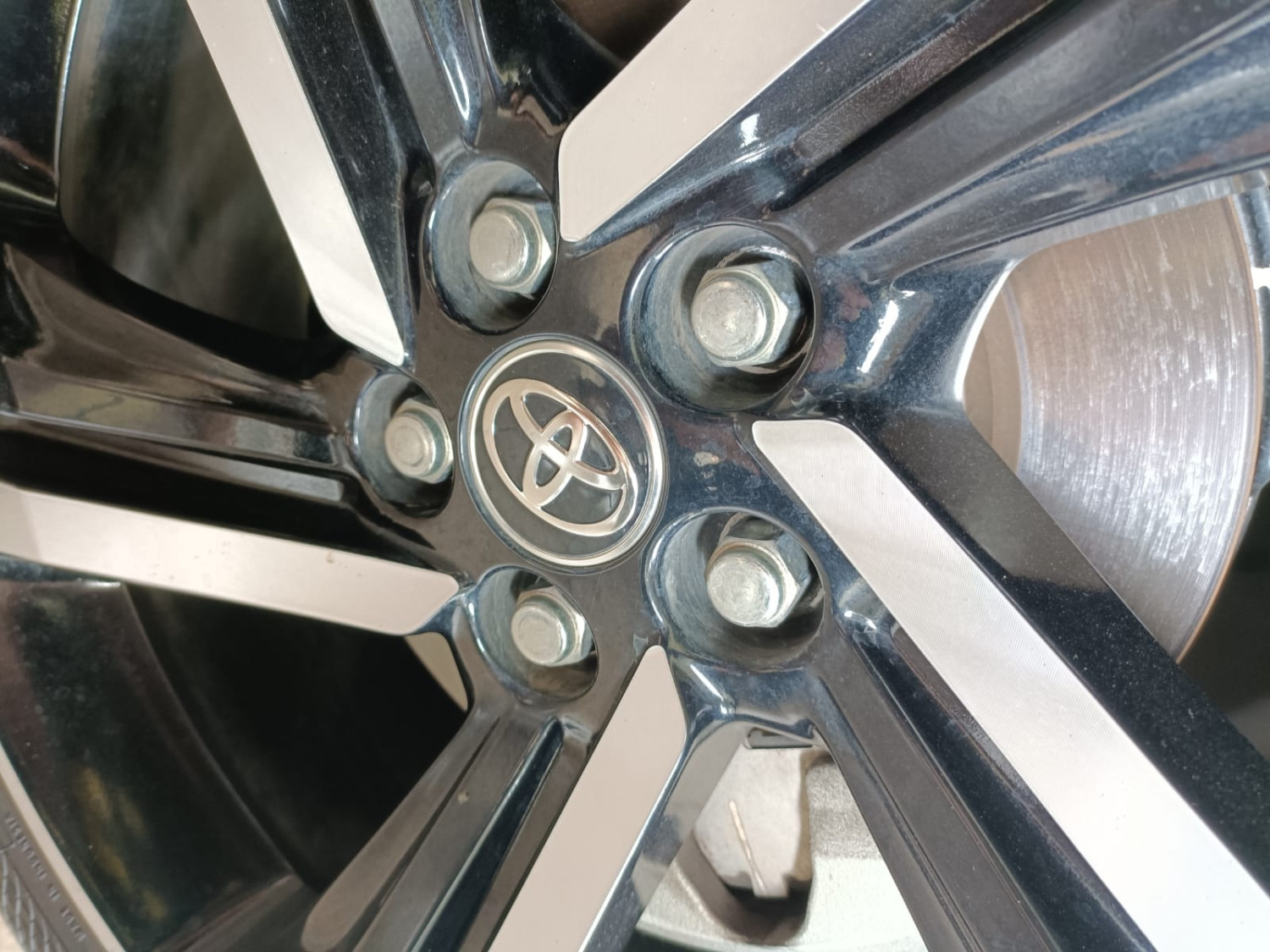 roda mobil, mobil bekas, mur roda, mur roda mobil, dampak salah mur roda, Harus Tahu, Ini Efek Samping Mur Roda Mobil Bekas Nggak Sesuai