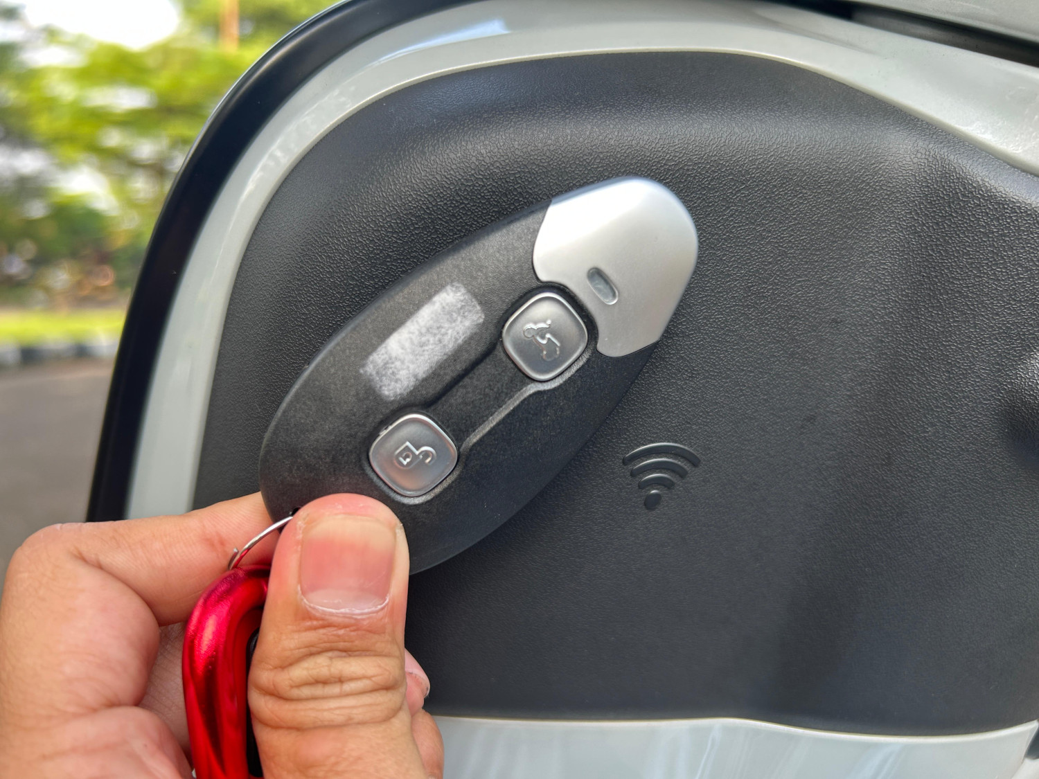 remote, vespa, vespa sprint, keyless, Sudah Pakai Keyless, Ini Fungsi Tombol di Remote Vespa Sprint S 180