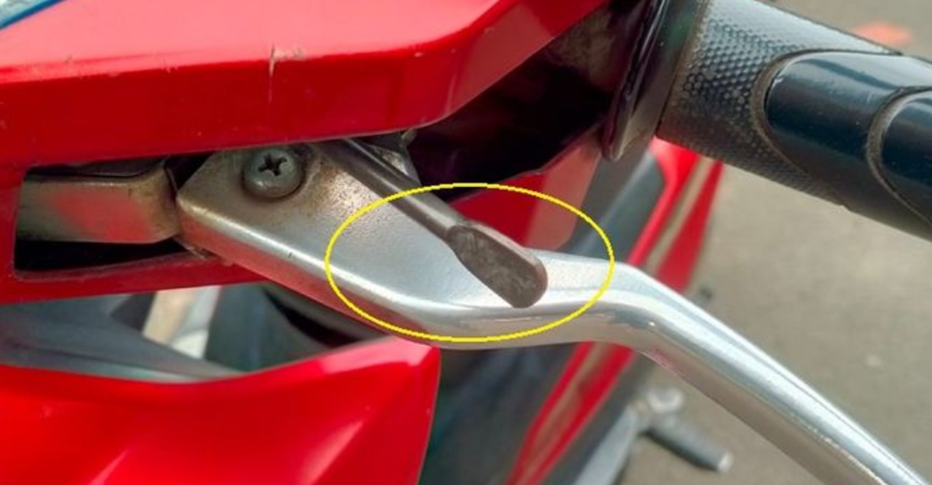 parking brake lock, handel rem, tuas kecil, tuas kecil di motor matic, Pemilik Motor Matic Wajib Tahu Fungsi Tuas Kecil Dekat Handel Rem