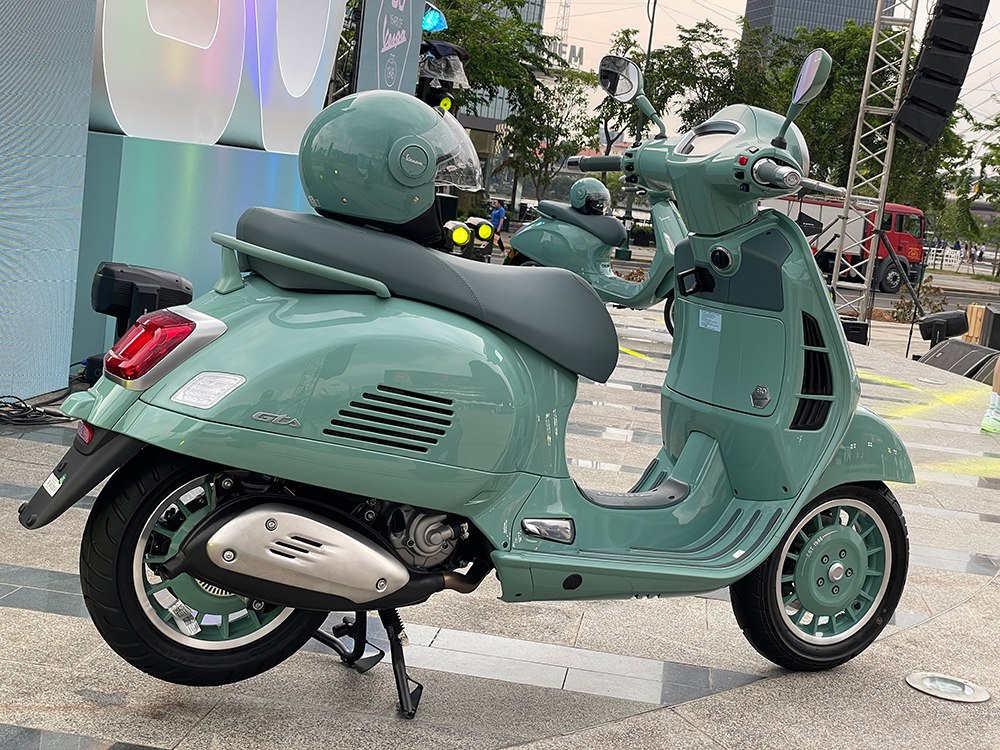 vespa primavera, vespa sprint, Vespa GTS 250, Vespa 80th Anniversary, Vespa GTS Limited 80th Anniversary Versi Indonesia Pakai Mesin 250 cc, Berapa Harganya?