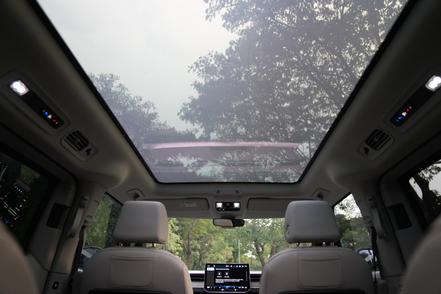 fitur, VW ID. Buzz, panoramic glass roof, Bukan Sembarang Kaca, Ini Kecanggihan Panoramic Glass Roof VW ID. Buzz