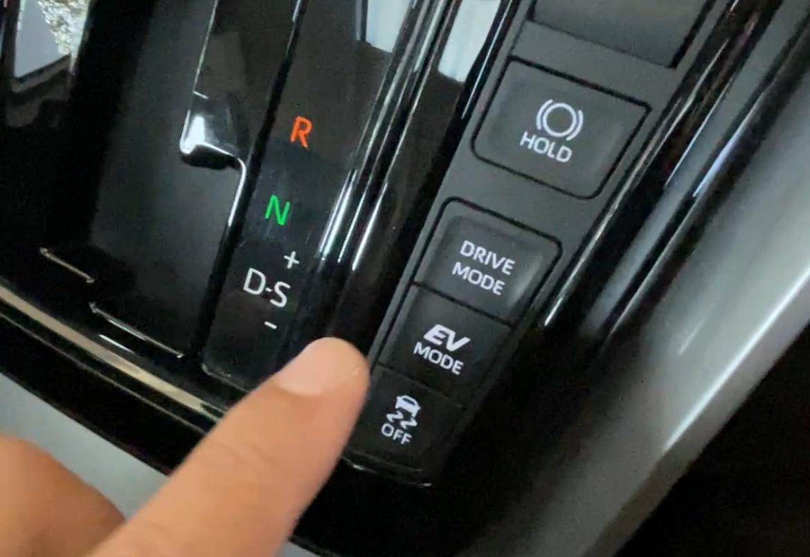Toyota Kijang Innova Hybrid, Innova Hybrid, barisan sang penguasa, Cara Pakai Mode Berjalan Tanpa Bensin di Toyota Kijang Innova Zenix