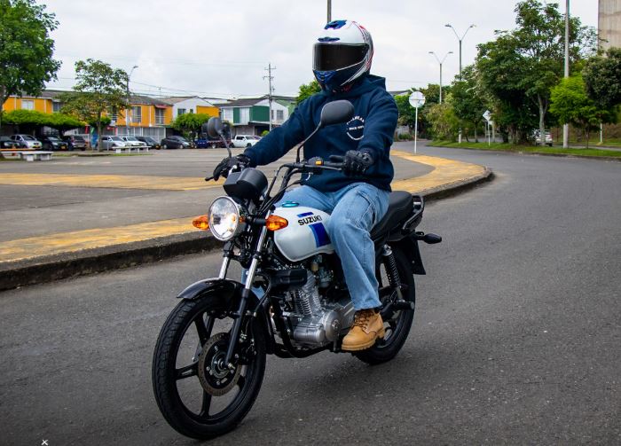 suzuki, retro, sportbike, Suzuki AX4 ABS, Harga Setara Rp 30 Jutaan, Motor Retro Suzuki Ini Iritnya Tembus 58 Km/Liter