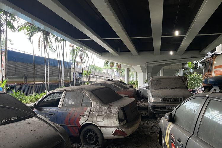 motor bekas kecelakaan, mobil bekas kecelakaan, Kuburan motor, Barang Bukti Kecelakaan, Kolong Flyover Tanjung Barat, Merinding, Ratusan Motor, Mobil Sampai Bus di Kolong Flyover Tanjung Barat Ternyata Barbuk Kasus Ini
