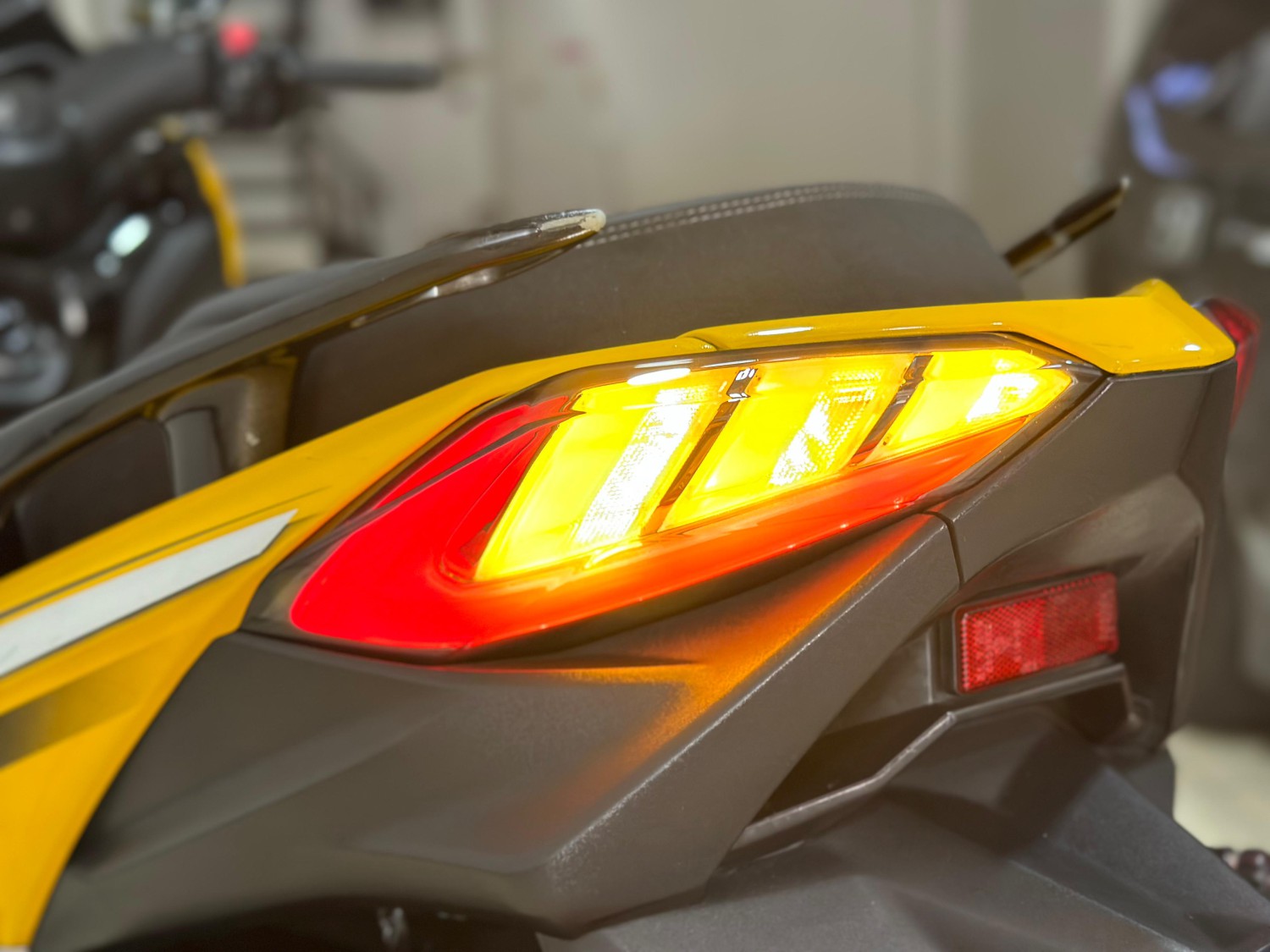 yamaha xmax, xmax, GMA Indonesia, Stoplamp JPA Genesis, xmax old, Stoplamp JPA Genesis 3in1, Bikin Tampilan XMAX Old Jadi Makin Sporty