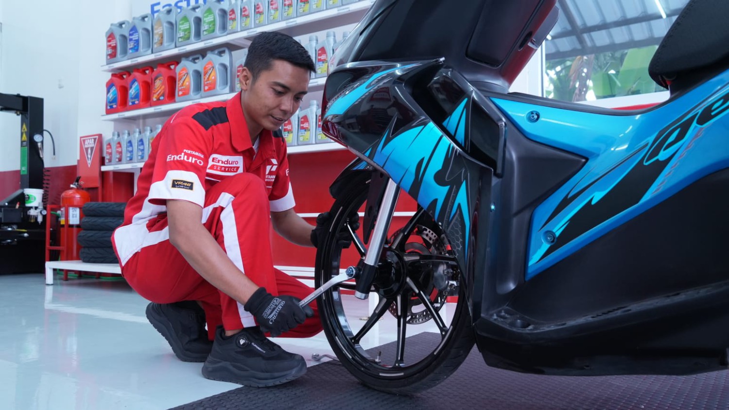 pertamina, spbu pertamina, pt pertamina lubricants, pertamina lubcricants, Bukan Bright Store Saja, SPBU Pertamina Ini Sekarang Punya Bengkel Enduro Service