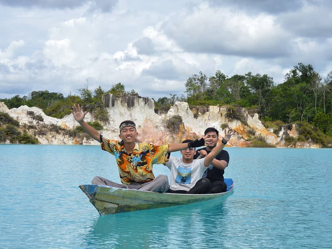 1. Taman Alun-Alun Kapuas, 2. Museum Tugu Khatulistiwa, 3. Museum Kalimantan Barat, 4. Masjid Raya Mujahidin, 5. Istana Kadriah, 6. Taman Fantasia KalBar, 7. Kolam Renang Muara Kapuas, 8. Taman Akcaya, 9. Taman Digulis, 10. Wisata Nusantara, 11. Pantai Kijing, 12. Danau Biru, 13. Pantai Pasir Panjang, 14. Air Terjun Riam Merasap, 15. Hutan/Pegunungan Sungai Ambawang