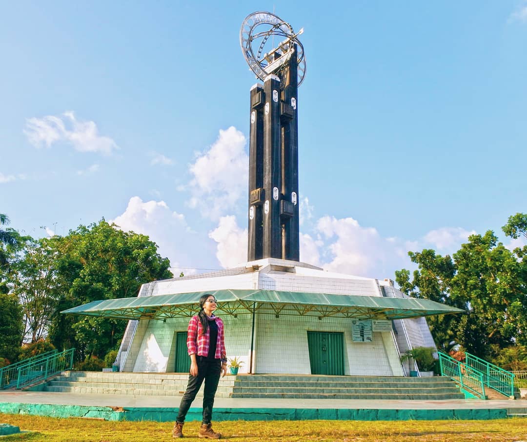 1. Taman Alun-Alun Kapuas, 2. Museum Tugu Khatulistiwa, 3. Museum Kalimantan Barat, 4. Masjid Raya Mujahidin, 5. Istana Kadriah, 6. Taman Fantasia KalBar, 7. Kolam Renang Muara Kapuas, 8. Taman Akcaya, 9. Taman Digulis, 10. Wisata Nusantara, 11. Pantai Kijing, 12. Danau Biru, 13. Pantai Pasir Panjang, 14. Air Terjun Riam Merasap, 15. Hutan/Pegunungan Sungai Ambawang