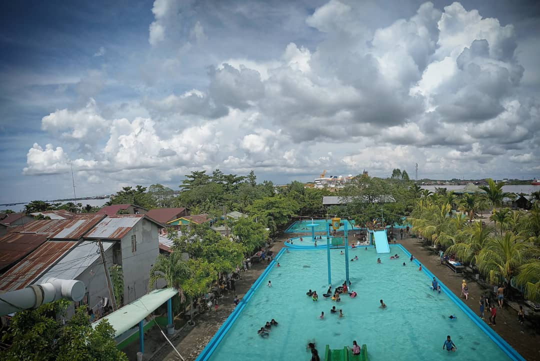 1. Taman Alun-Alun Kapuas, 2. Museum Tugu Khatulistiwa, 3. Museum Kalimantan Barat, 4. Masjid Raya Mujahidin, 5. Istana Kadriah, 6. Taman Fantasia KalBar, 7. Kolam Renang Muara Kapuas, 8. Taman Akcaya, 9. Taman Digulis, 10. Wisata Nusantara, 11. Pantai Kijing, 12. Danau Biru, 13. Pantai Pasir Panjang, 14. Air Terjun Riam Merasap, 15. Hutan/Pegunungan Sungai Ambawang