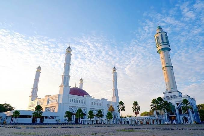 1. Taman Alun-Alun Kapuas, 2. Museum Tugu Khatulistiwa, 3. Museum Kalimantan Barat, 4. Masjid Raya Mujahidin, 5. Istana Kadriah, 6. Taman Fantasia KalBar, 7. Kolam Renang Muara Kapuas, 8. Taman Akcaya, 9. Taman Digulis, 10. Wisata Nusantara, 11. Pantai Kijing, 12. Danau Biru, 13. Pantai Pasir Panjang, 14. Air Terjun Riam Merasap, 15. Hutan/Pegunungan Sungai Ambawang