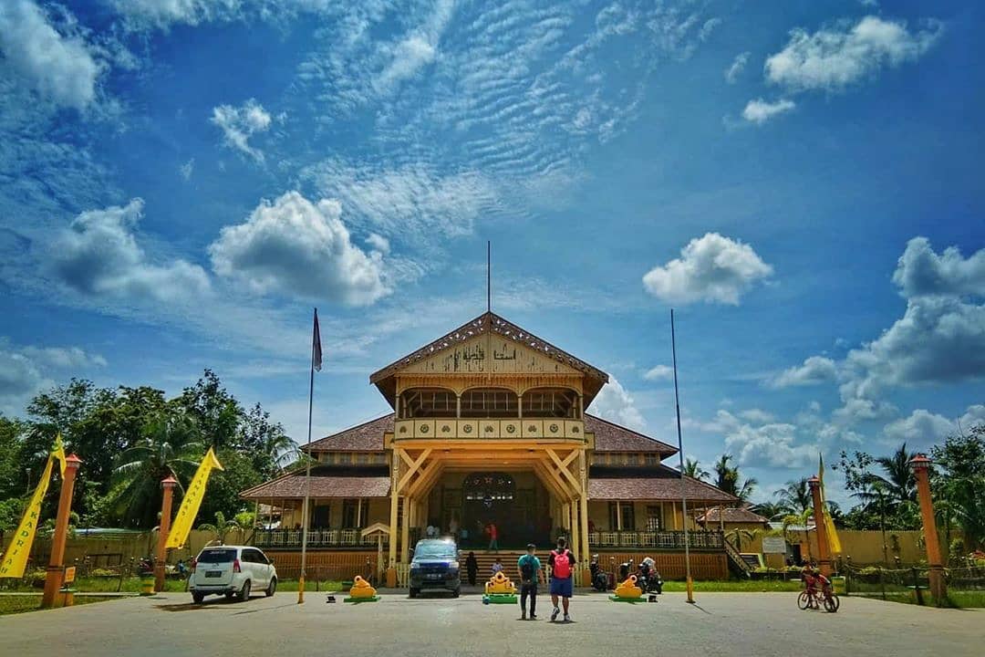 1. Taman Alun-Alun Kapuas, 2. Museum Tugu Khatulistiwa, 3. Museum Kalimantan Barat, 4. Masjid Raya Mujahidin, 5. Istana Kadriah, 6. Taman Fantasia KalBar, 7. Kolam Renang Muara Kapuas, 8. Taman Akcaya, 9. Taman Digulis, 10. Wisata Nusantara, 11. Pantai Kijing, 12. Danau Biru, 13. Pantai Pasir Panjang, 14. Air Terjun Riam Merasap, 15. Hutan/Pegunungan Sungai Ambawang