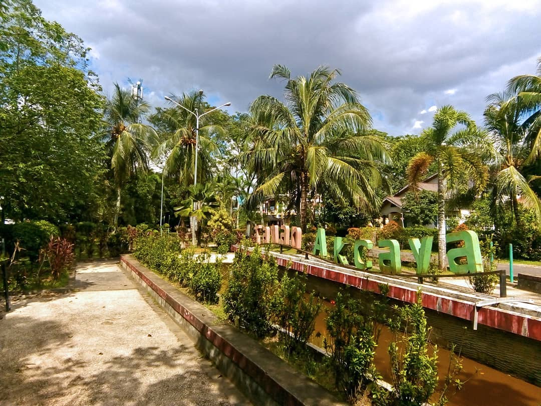 1. Taman Alun-Alun Kapuas, 2. Museum Tugu Khatulistiwa, 3. Museum Kalimantan Barat, 4. Masjid Raya Mujahidin, 5. Istana Kadriah, 6. Taman Fantasia KalBar, 7. Kolam Renang Muara Kapuas, 8. Taman Akcaya, 9. Taman Digulis, 10. Wisata Nusantara, 11. Pantai Kijing, 12. Danau Biru, 13. Pantai Pasir Panjang, 14. Air Terjun Riam Merasap, 15. Hutan/Pegunungan Sungai Ambawang