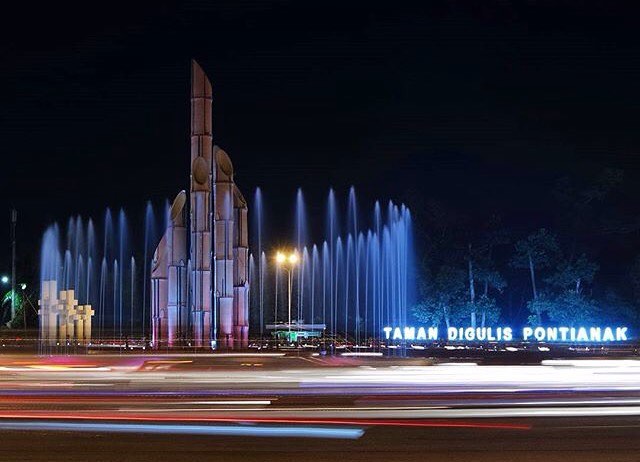 1. Taman Alun-Alun Kapuas, 2. Museum Tugu Khatulistiwa, 3. Museum Kalimantan Barat, 4. Masjid Raya Mujahidin, 5. Istana Kadriah, 6. Taman Fantasia KalBar, 7. Kolam Renang Muara Kapuas, 8. Taman Akcaya, 9. Taman Digulis, 10. Wisata Nusantara, 11. Pantai Kijing, 12. Danau Biru, 13. Pantai Pasir Panjang, 14. Air Terjun Riam Merasap, 15. Hutan/Pegunungan Sungai Ambawang