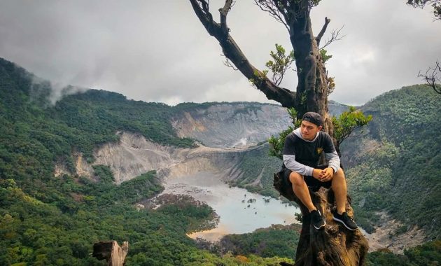 1. Wisata Alam Capolaga, 2. Pemandian Air Panas Ciater, 3. Desa Wisata Sari Bunihayu, 4. Curug Cileat, 5. Kebun Durian Buni Hayu, 6. Taman Wisata Tirta Alam, 7. Curug Bentang, 8. Curug Sadim, 9. Curug Karembong, 10. Curug Cilemper, 11. Pantai Cirewang, 12. Pantai Patimban, 13. Curug Mandala, 14. Curug Cijalu, 15. Masjid Agung Subang, 16. Kawah Ratu, 17. Wisata Alam Batu Kapur, 18. Pintu Gerbang Tangkuban Perahu, 19. Kawah Upas, 20. Hutan Kota Ranggawulung, 21. Gua Maria Gereja Katolik Paroki, 22. Situs Nyai Subang Larang, 23. Kebun Buah Naga, 24. Kasumber Mata Air Sipondok (Aqua Subang), 25. Masjid As Sa’adah, 26. Wisata Pancing Ikan Monster Lembah Gunung Kujang, 27. Tugu Nanas, 28. Kiara Ciater, 29. Kolam Renang Bintang Fantasi, 30. Pantai Tanjungpura, 31. Planet Water Boom, 32. Mata Air Cimincul, 33. Wisma Karya Subang, 34. Yogya Grand Subang, 35. Pasar Purwadadi