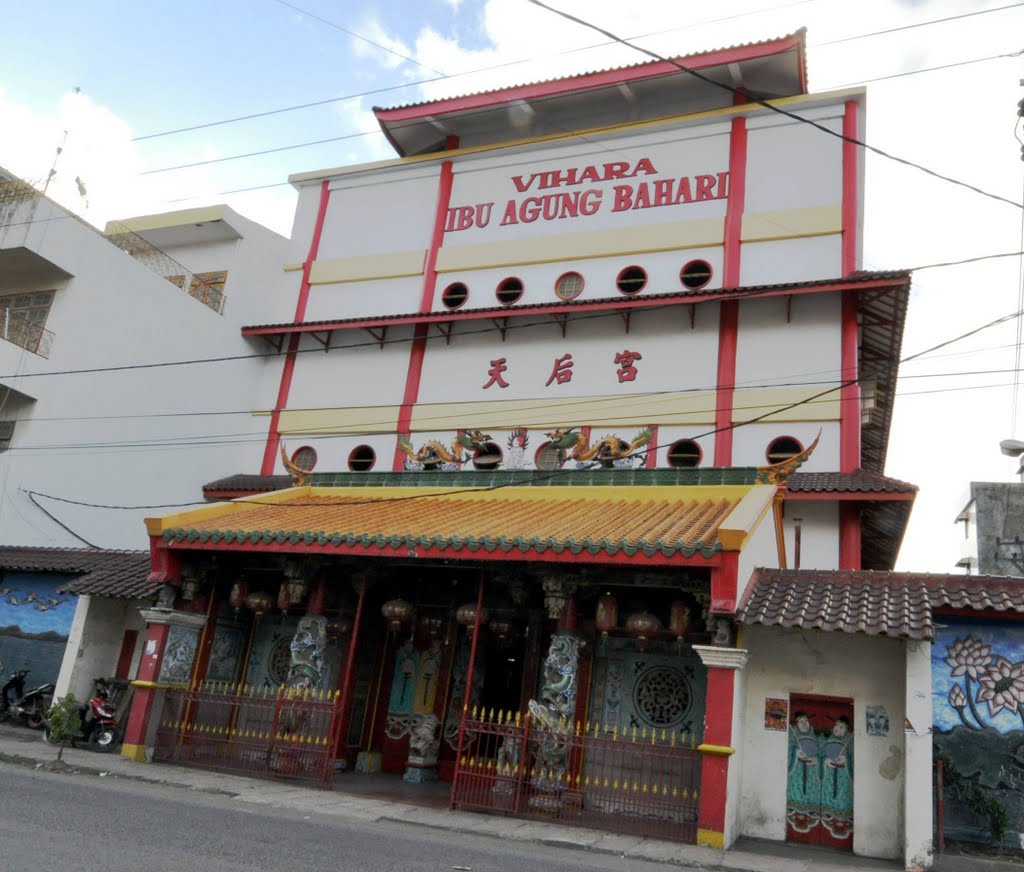 1. Trans Studio Makassar, 2. Bugis Waterpark, 3. Pelabuhan Paotere, 4. Dataran Tinggi Malino, 5. Danau Mawang, 6. Vihara Ibu Agung Bahari, 7. Pemandian Air Panas Lejja, 8. Pegunungan Karst Rammang-Rammang, 9. Desa Wisata Lakkang, 10. Masjid Terapung, 11. Danau Tempe, 12. Desa Wisata Ke’Te Kesu, 13. Kawasan Adat Ammatoa, 14. Pusat Kerajinan Perahu Phinisi, 15. Benteng Somba Opu
