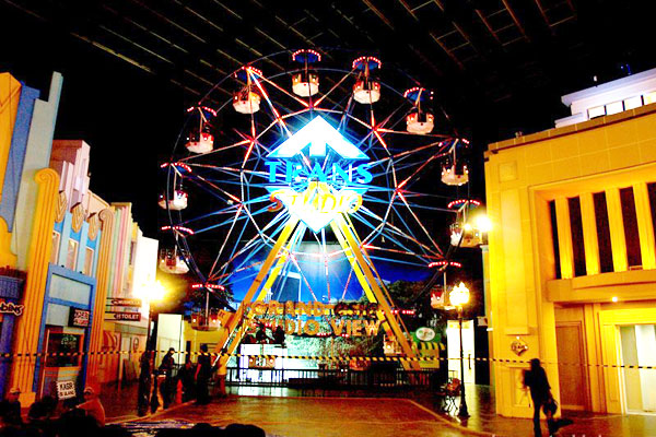 1. Trans Studio Makassar, 2. Bugis Waterpark, 3. Pelabuhan Paotere, 4. Dataran Tinggi Malino, 5. Danau Mawang, 6. Vihara Ibu Agung Bahari, 7. Pemandian Air Panas Lejja, 8. Pegunungan Karst Rammang-Rammang, 9. Desa Wisata Lakkang, 10. Masjid Terapung, 11. Danau Tempe, 12. Desa Wisata Ke’Te Kesu, 13. Kawasan Adat Ammatoa, 14. Pusat Kerajinan Perahu Phinisi, 15. Benteng Somba Opu