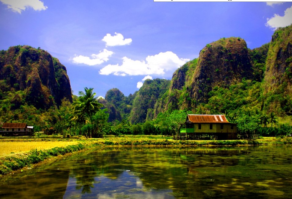 1. Trans Studio Makassar, 2. Bugis Waterpark, 3. Pelabuhan Paotere, 4. Dataran Tinggi Malino, 5. Danau Mawang, 6. Vihara Ibu Agung Bahari, 7. Pemandian Air Panas Lejja, 8. Pegunungan Karst Rammang-Rammang, 9. Desa Wisata Lakkang, 10. Masjid Terapung, 11. Danau Tempe, 12. Desa Wisata Ke’Te Kesu, 13. Kawasan Adat Ammatoa, 14. Pusat Kerajinan Perahu Phinisi, 15. Benteng Somba Opu